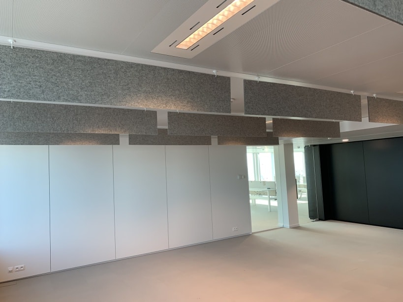 Baffles acoustiques en feutre au-dessus d'un bureau vide