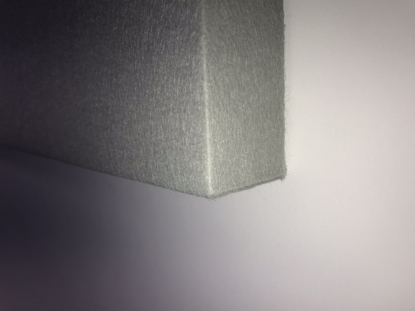 Détail de finition et d'épaisseur d'un panneau acoustique en feutre