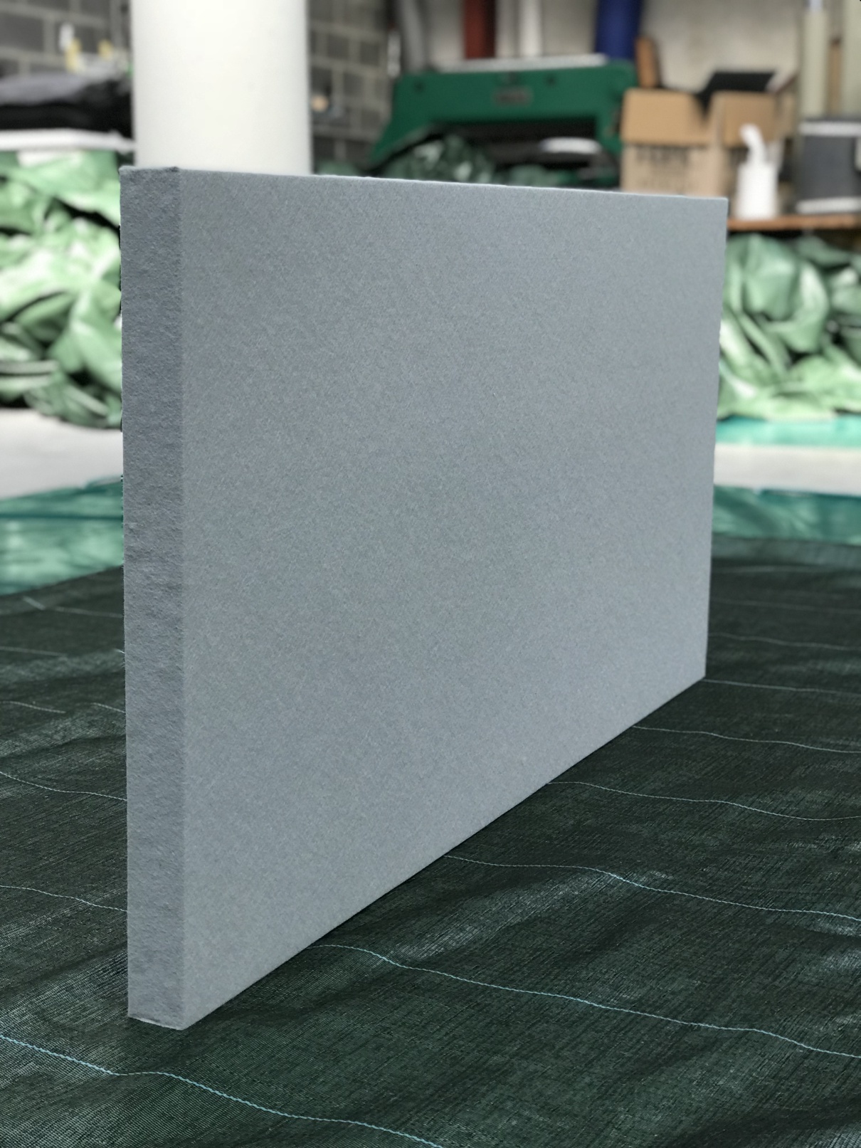 Baffle acoustique gris clair en atelier de production