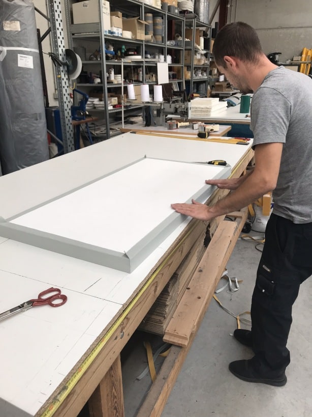 Artisan fabriquant un baffle acoustique dans notre propre atelier
