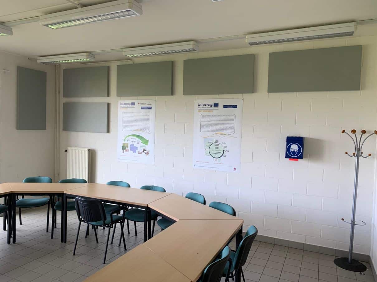 Panneaux muraux vert sauge au-dessus d'affiches en salle de formation