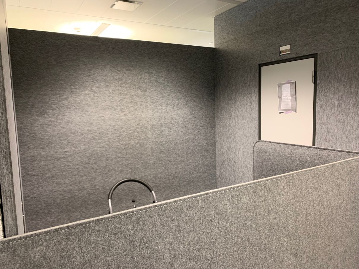 Habillage mural acoustique gris foncé dans un espace de travail silencieux