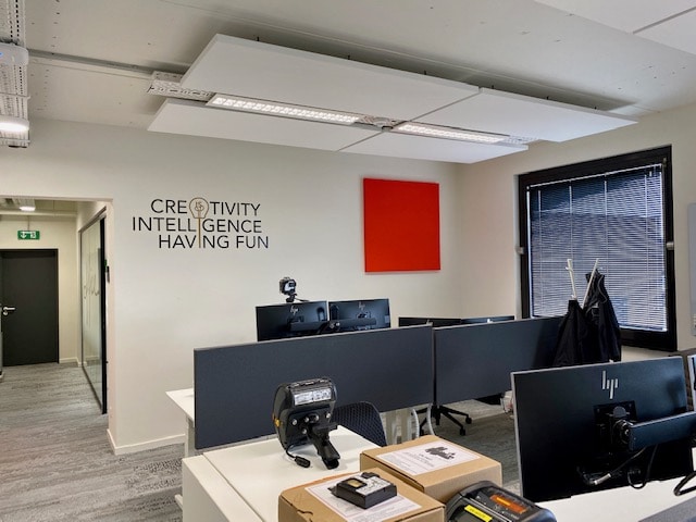 Panneau mural acoustique rouge dans un bureau créatif avec citation murale