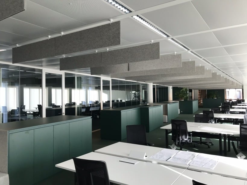 Baffles acoustiques au-dessus de bureaux en open landscape