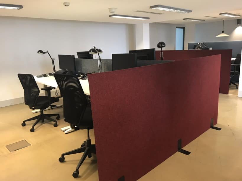 Cloison acoustique autoportante bordeaux dans un bureau ouvert
