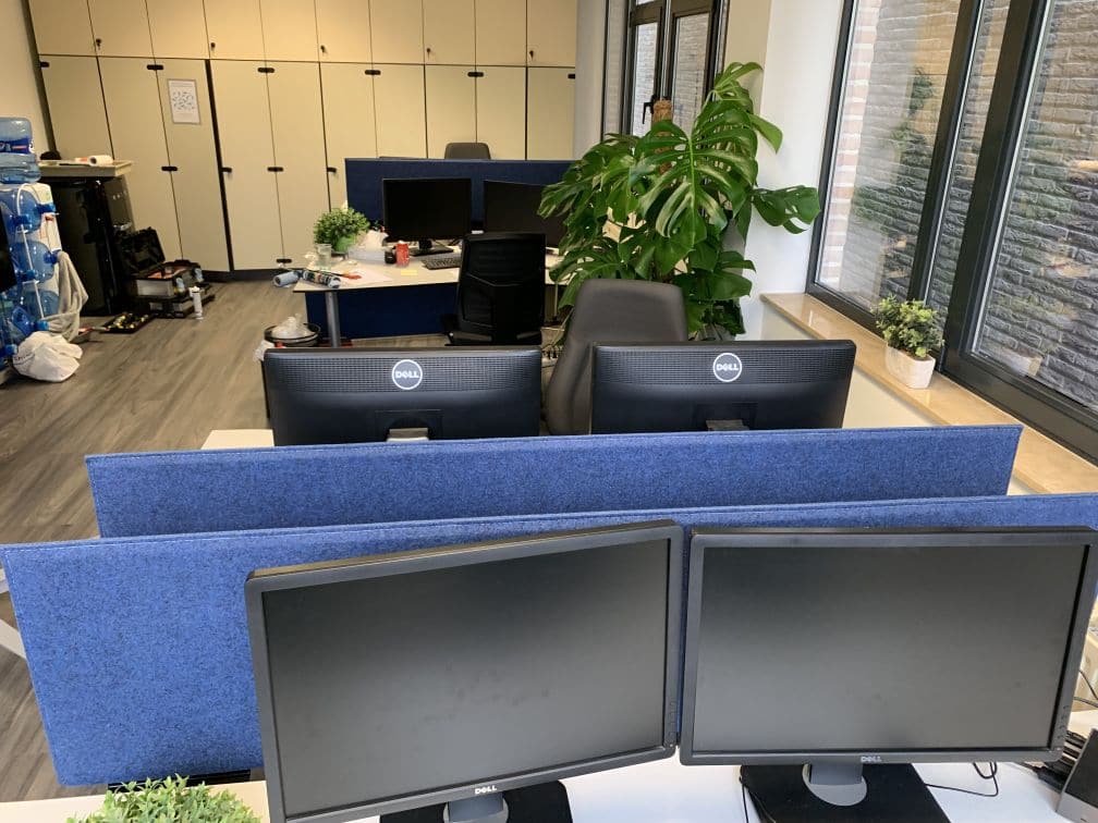 Écrans de bureau acoustiques bleus entre postes dos-à-dos