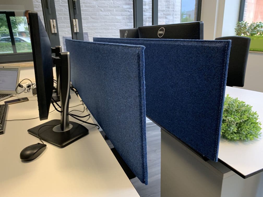Détail de desk-screens en feutre bleu foncé avec système de pince