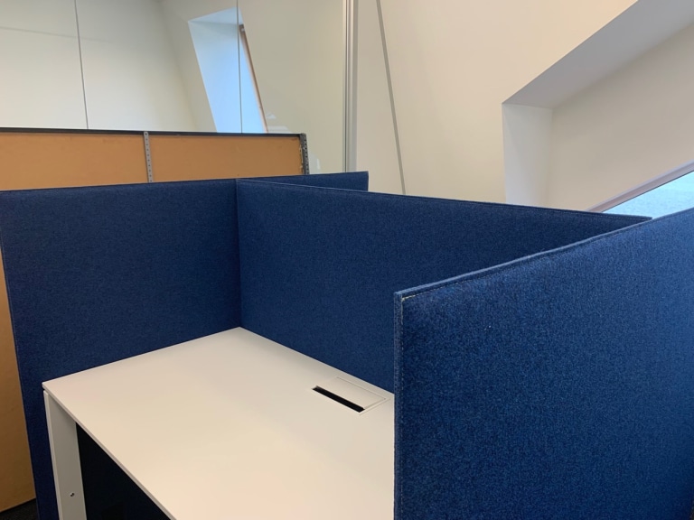 Détail de cloisons en feutre bleu entre bureaux