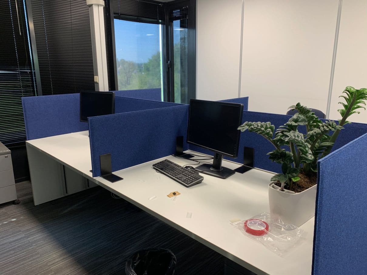 Écrans de bureau acoustiques bleus en open space à plusieurs postes