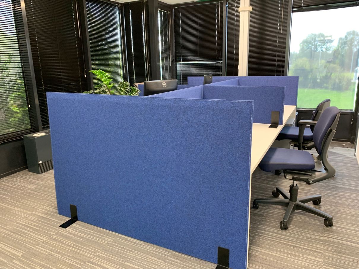 Hautes cloisons acoustiques bleues autoportantes dans un bureau moderne