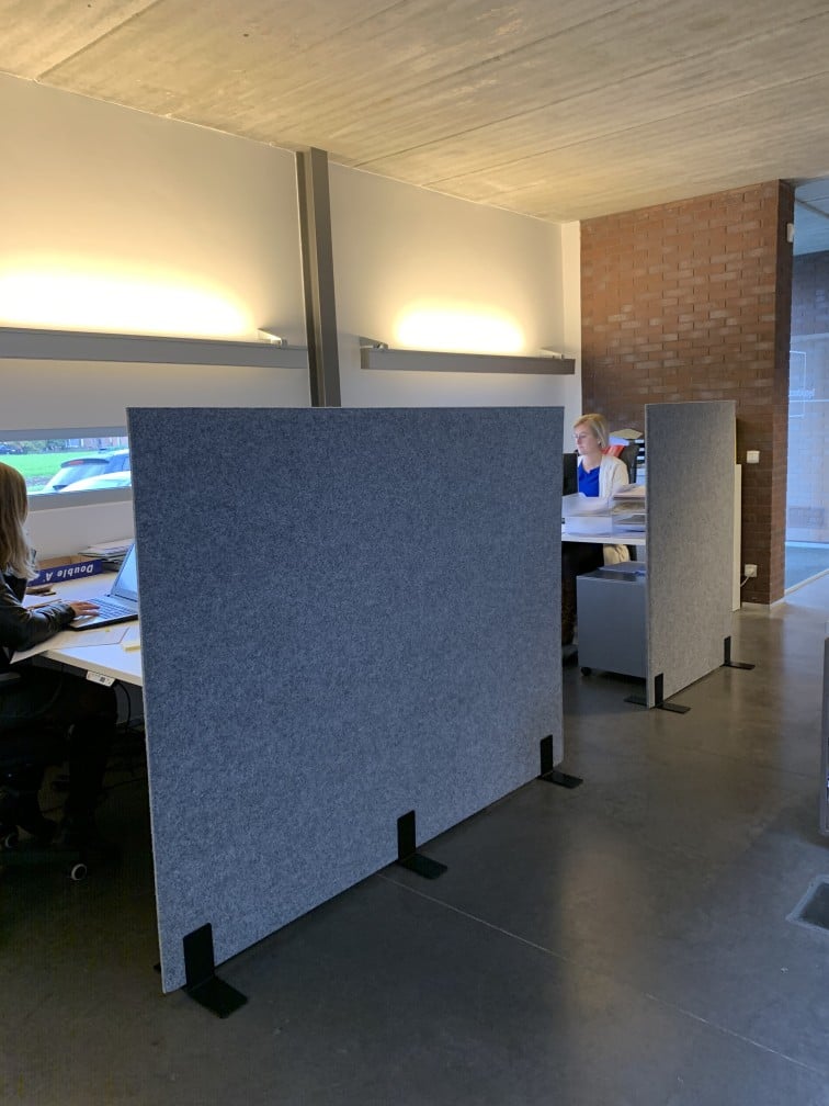 Grandes cloisons acoustiques grises autoportantes entre postes de travail