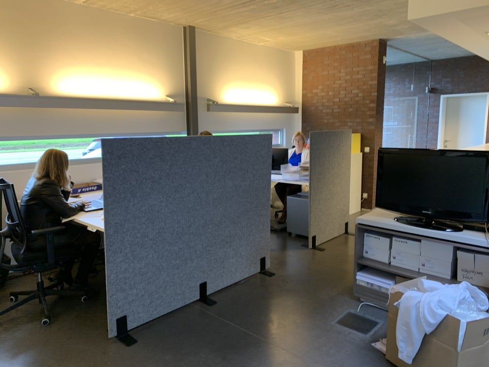 Cloison acoustique grise autoportante avec pied métallique dans un bureau