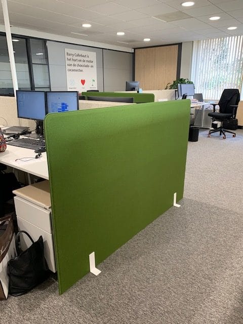 Desk-screens acoustiques verts sur bureaux dos-à-dos