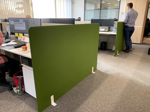 Cloisons acoustiques vertes entre postes de travail