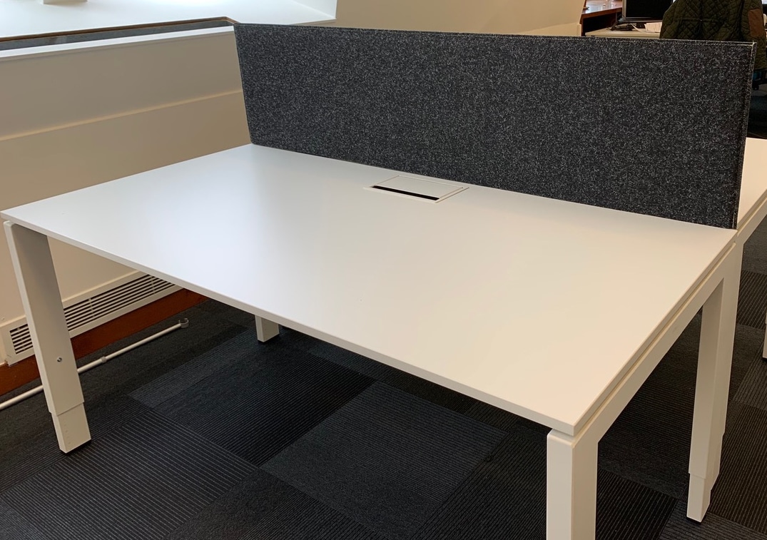Écran de bureau acoustique gris foncé sur table de travail blanche