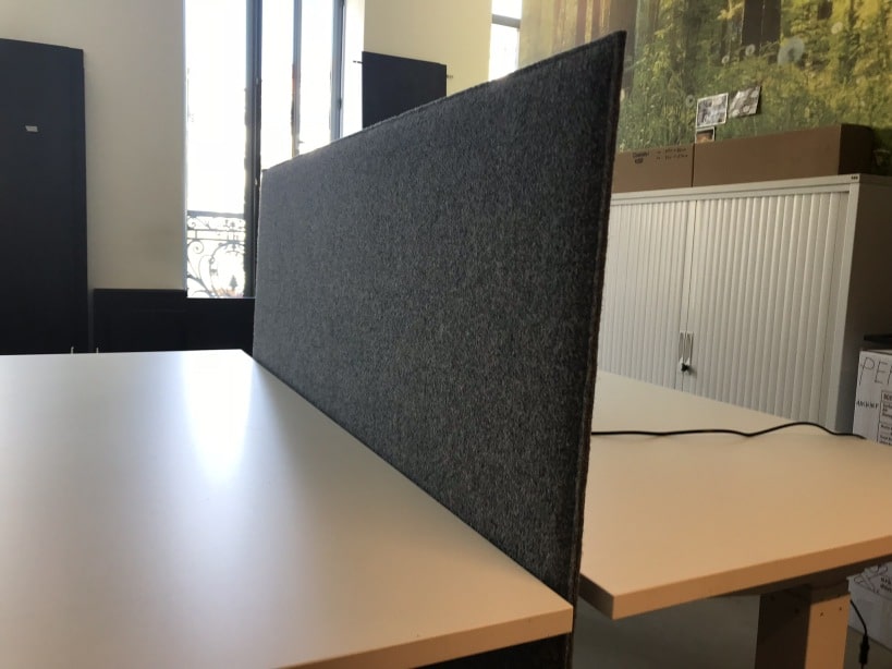Cloison acoustique gris foncé sur bureau en bois classique
