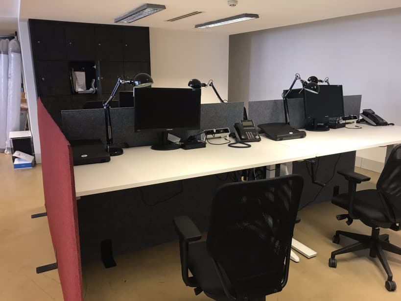 Desk-screens gris sur postes de travail à double écran