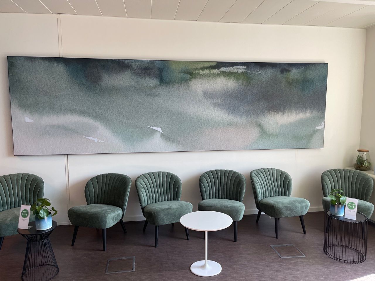 Cadre RT acoustique panoramique avec paysage à l'aquarelle dans un lounge aux fauteuils verts