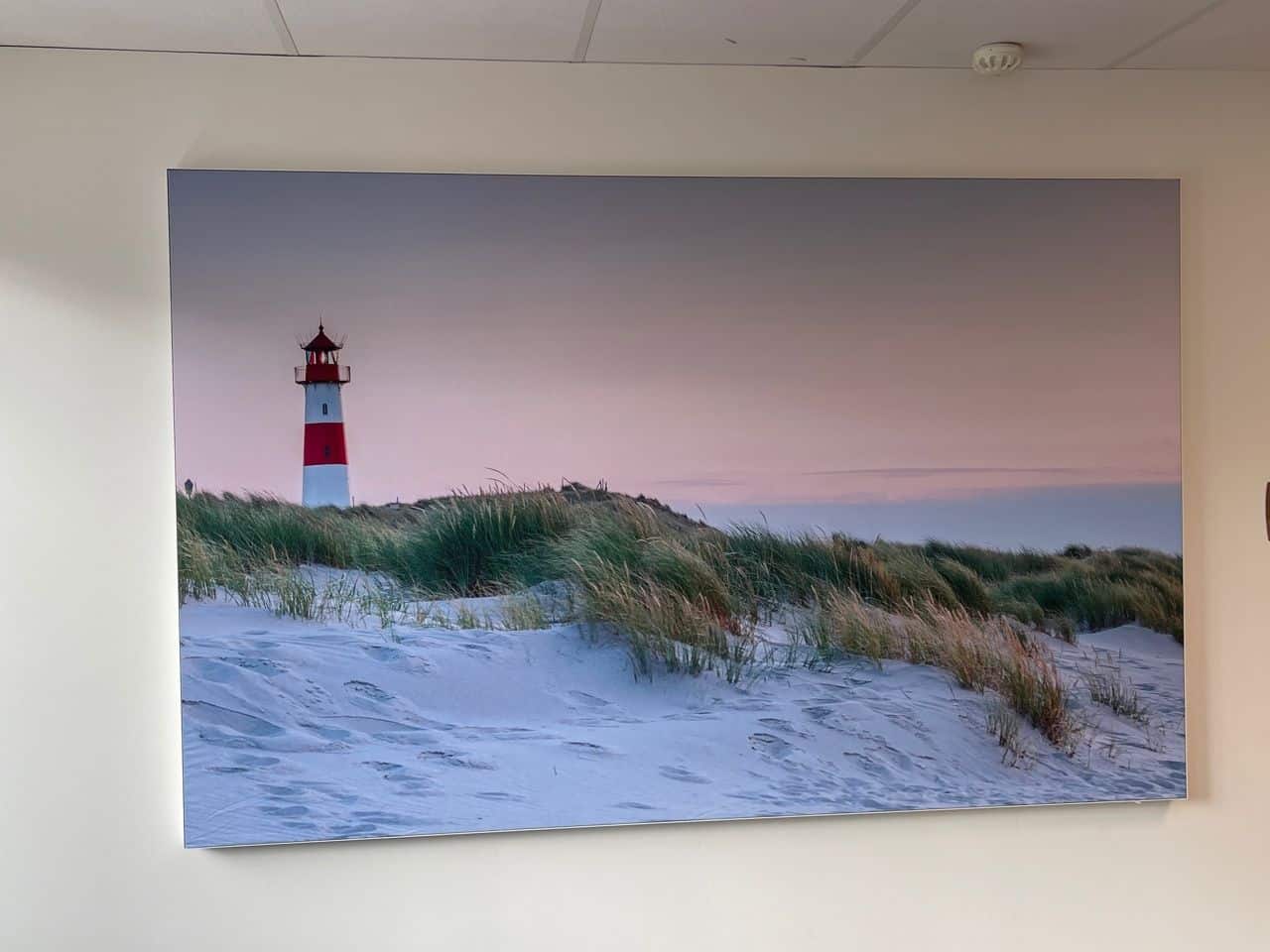 Cadre photo acoustique avec phare et dunes dans une salle d'attente