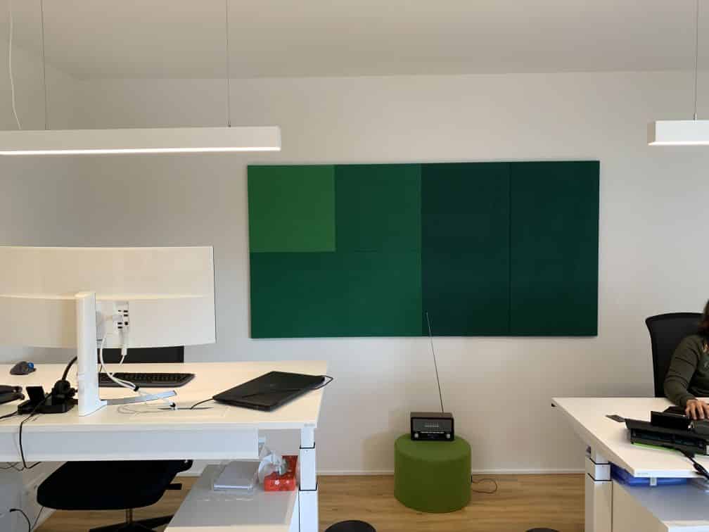 Cadre RT acoustique vert avec aplats de couleur dans un bureau moderne