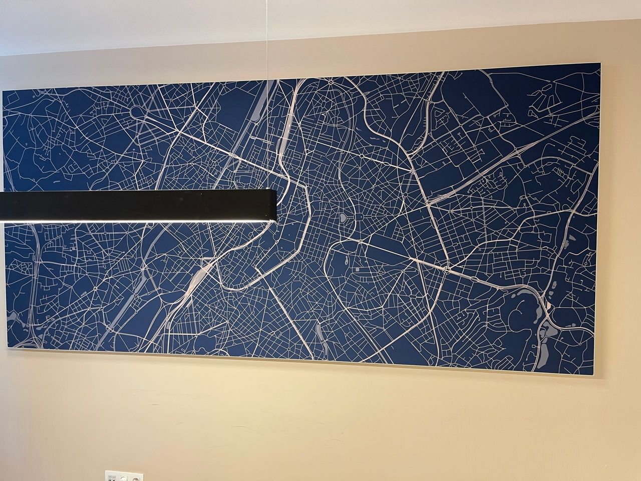 Cadre RT acoustique avec plan bleu de la ville de Bruxelles en salle de réunion