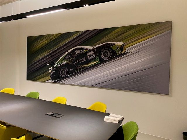 Cadre RT acoustique panoramique avec voiture de course en salle de réunion
