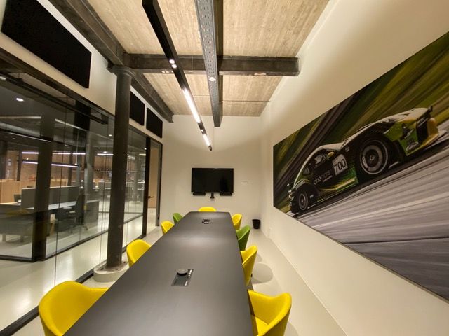 Cadre RT acoustique avec voiture de course dans une salle de réunion industrielle