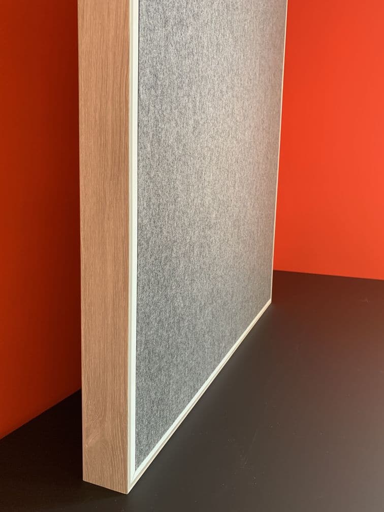 Détail d'un cadre RT acoustique avec textile gris et encadrement bois