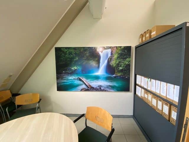 Cadre photo acoustique avec cascade dans une salle de réunion à toit incliné