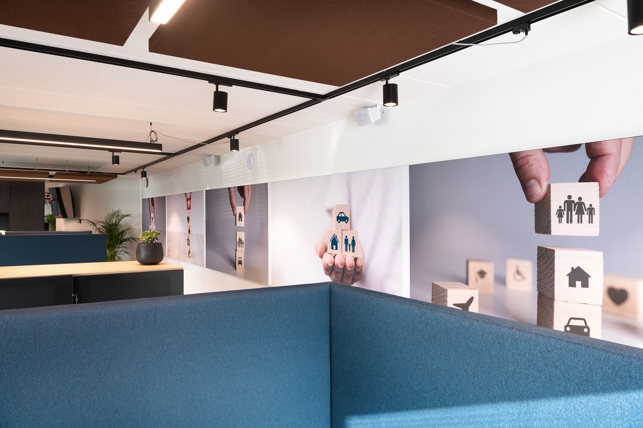 Cadre RT acoustique avec images conceptuelles dans un bureau moderne avec panneaux de plafond