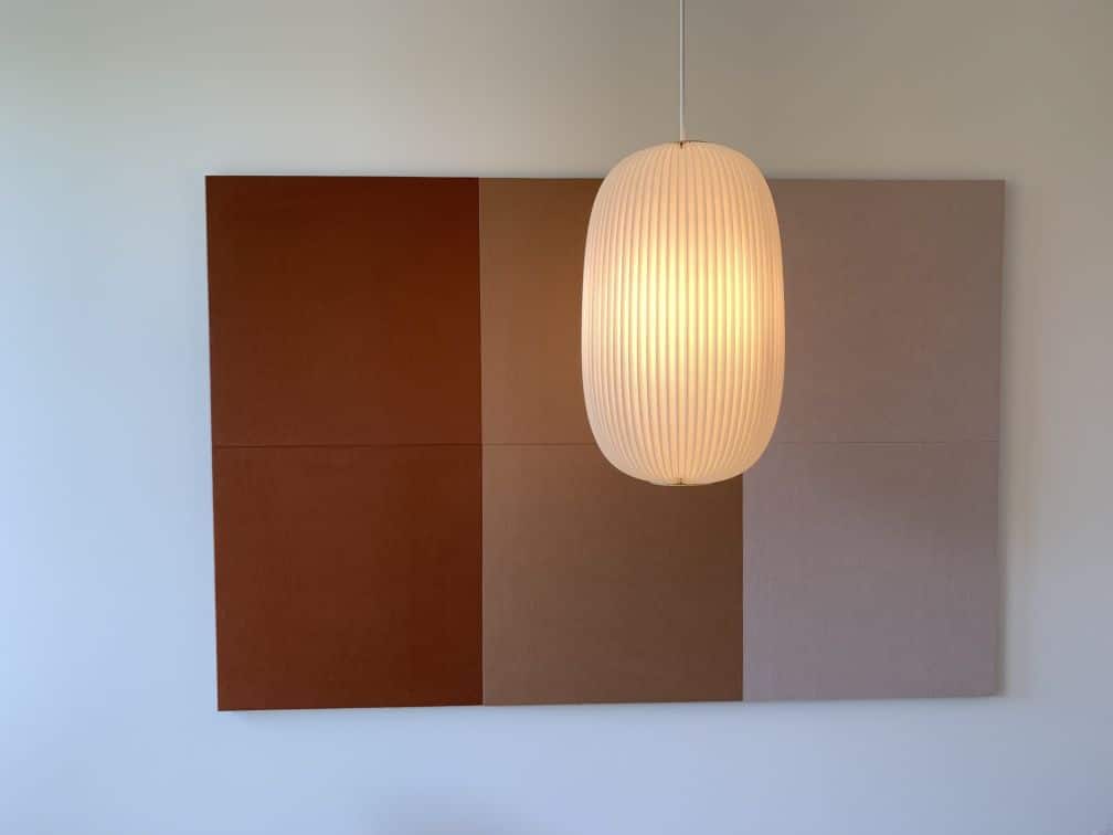 Panneau mural acoustique aux tons terre avec suspension design