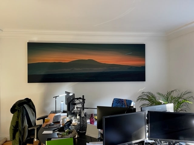 Cadre RT acoustique panoramique avec paysage de montagne au-dessus d'un bureau