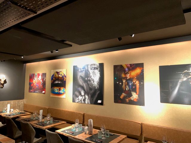 Îlot de plafond acoustique foncé au-dessus de la salle à manger d'un restaurant