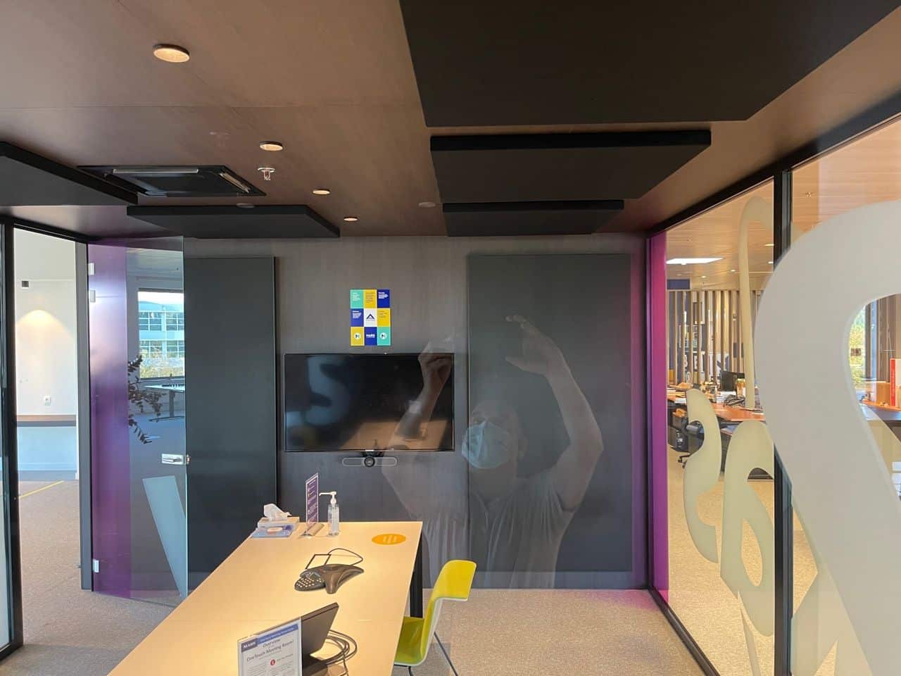 Îlots de plafond acoustiques noirs en meeting room avec accents violets