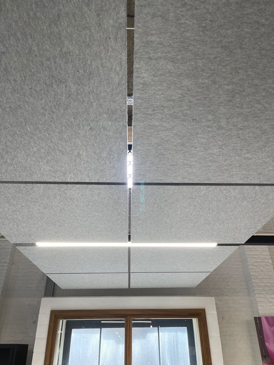 Détail d'îlots acoustiques en feutre gris sous plafond