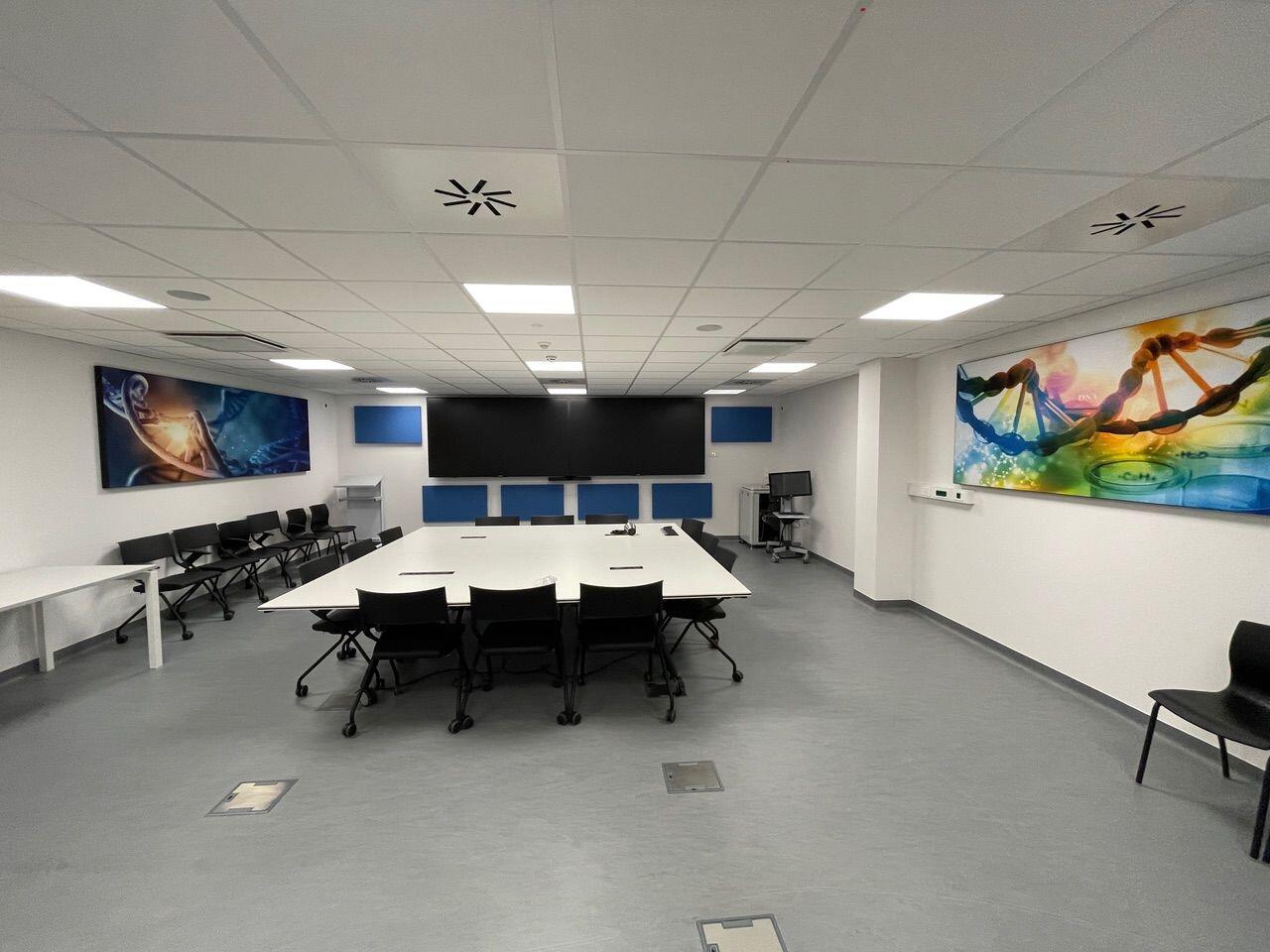 Salle de réunion d'hôpital avec panneaux muraux acoustiques bleus