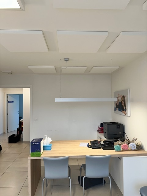 Panneaux de plafond acoustiques blancs au-dessus du bureau dans une salle de consultation médicale