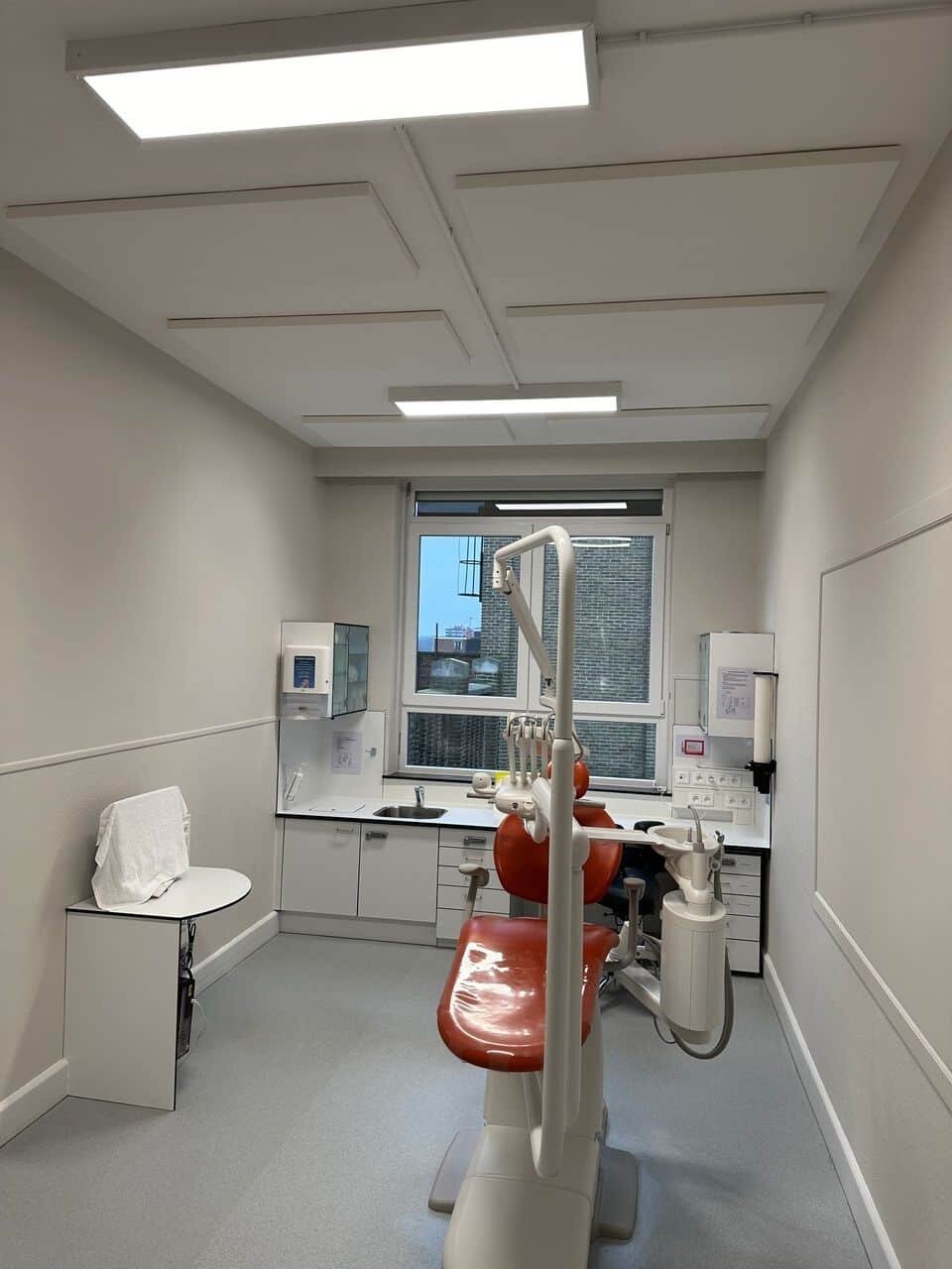 Panneaux de plafond acoustiques blancs dans un cabinet dentaire