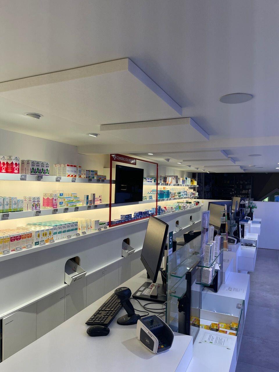 Îlots de plafond acoustiques au-dessus du comptoir d'une pharmacie