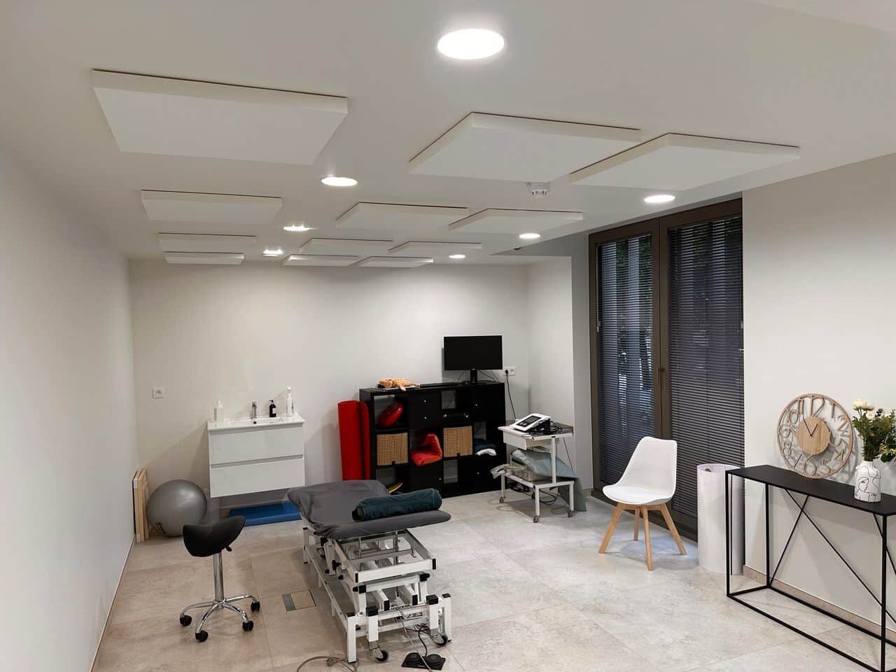 Îlots de plafond acoustiques blancs dans un cabinet de kinésithérapie