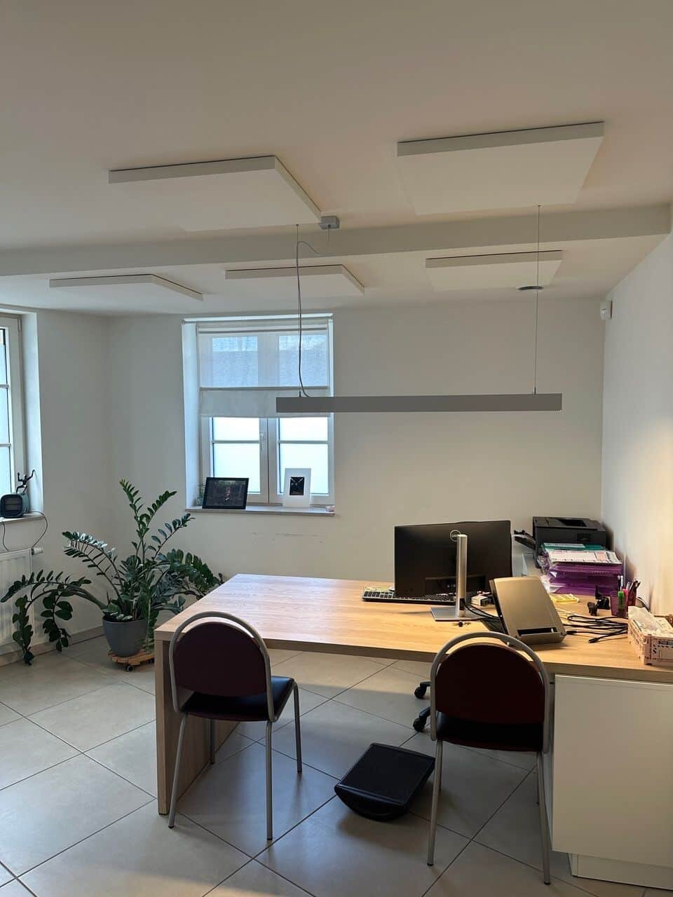 Îlots de plafond acoustiques dans le bureau d'un cabinet médical