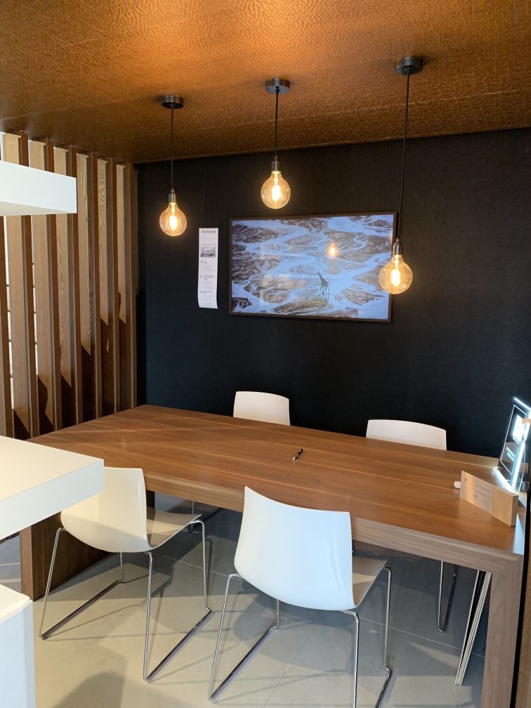 Plafond acoustique en bois dans une salle de réunion