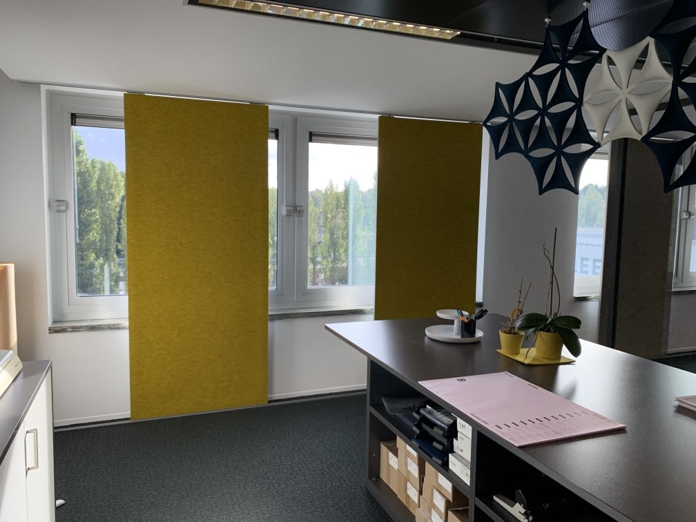 Panneaux acoustiques suspendus jaune ocre devant fenêtre avec absorbeurs de plafond design