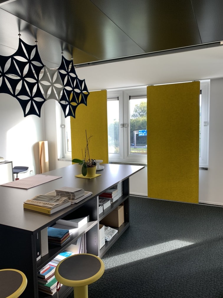 Écrans acoustiques jaune ocre avec absorbeurs de plafond sculpturaux