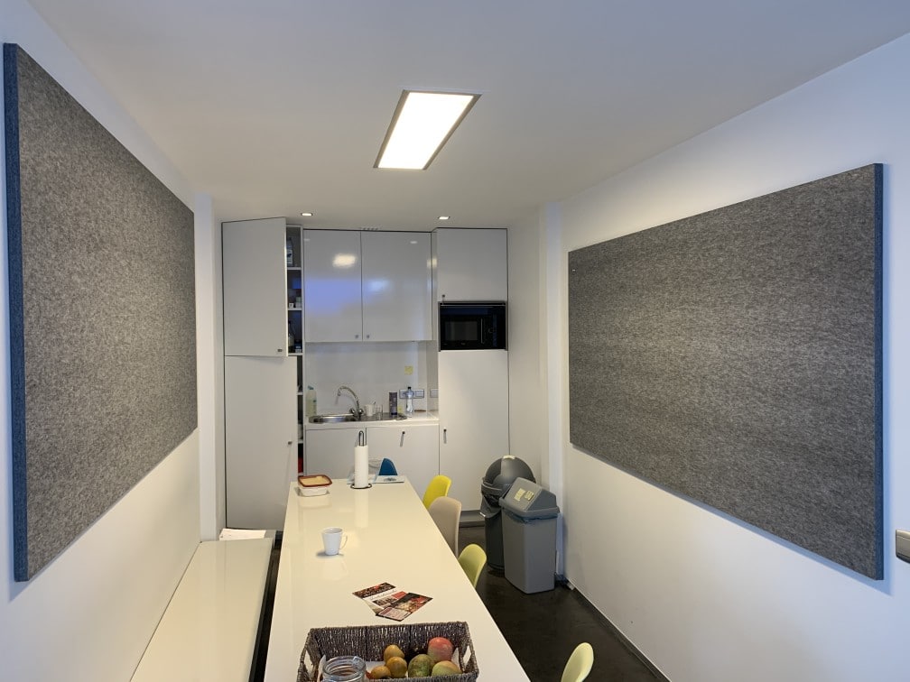 Panneaux muraux acoustiques gris dans une cuisine de bureau