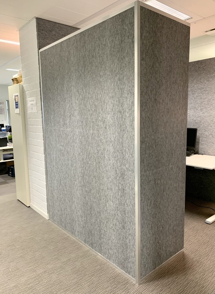 Cloison acoustique grise dans un bureau ouvert