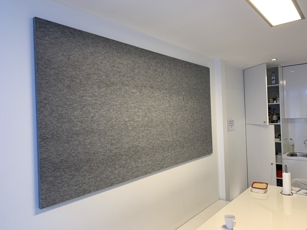 Grand panneau mural acoustique gris à côté de la zone cuisine
