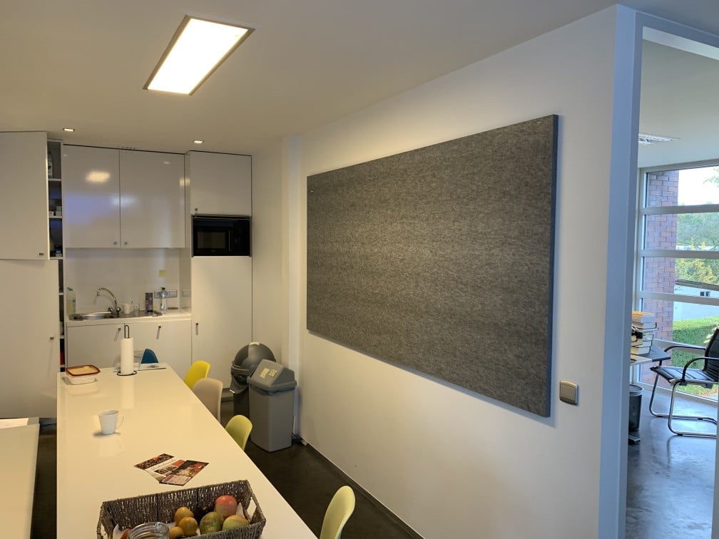 Panneau mural acoustique gris foncé dans une cuisine de bureau