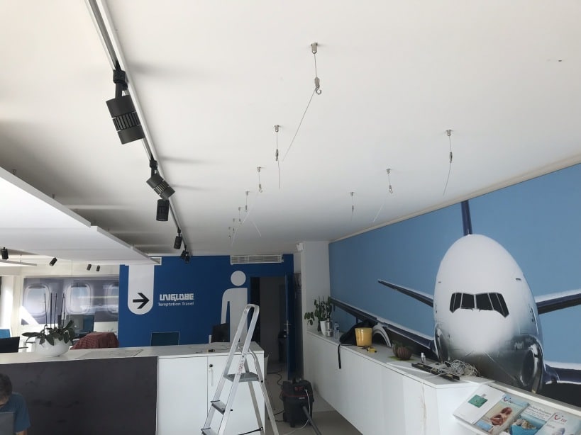 Pose de panneaux de plafond acoustiques avec suspension par câbles acier