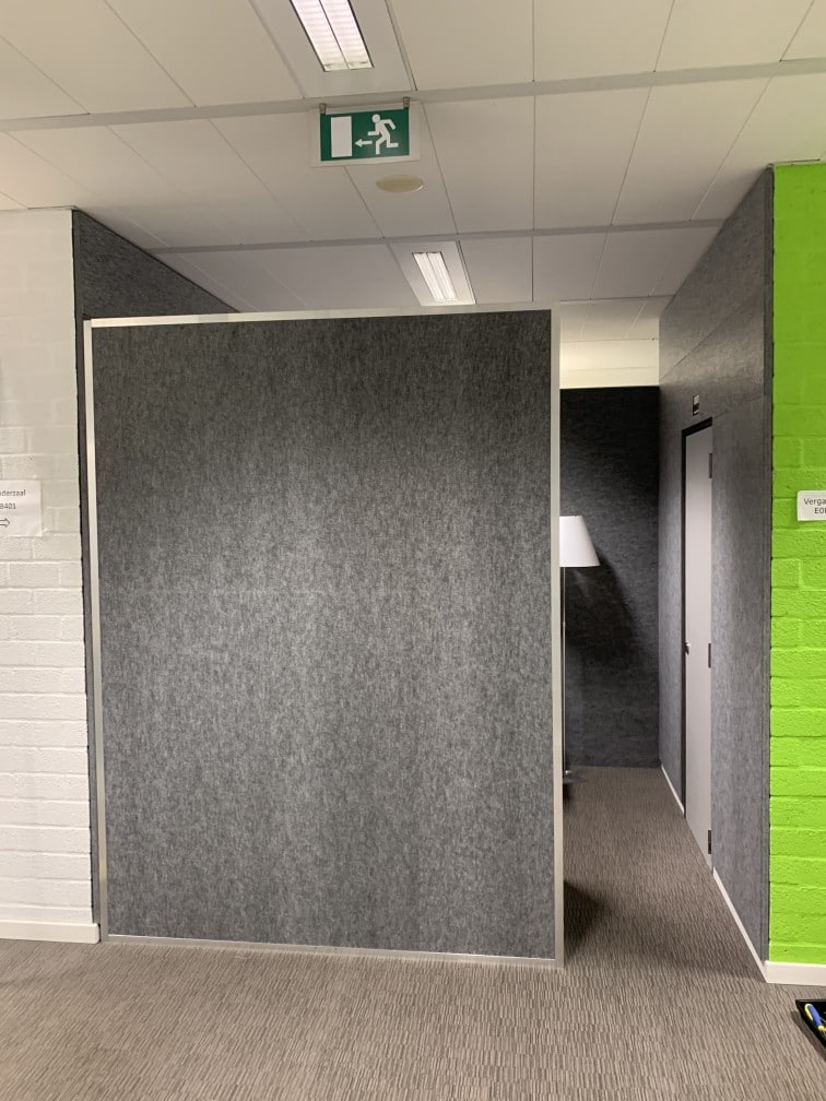 Cloison acoustique grise dans un couloir